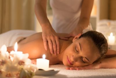 Wellnessurlaub mit Massage im Kerzenschein